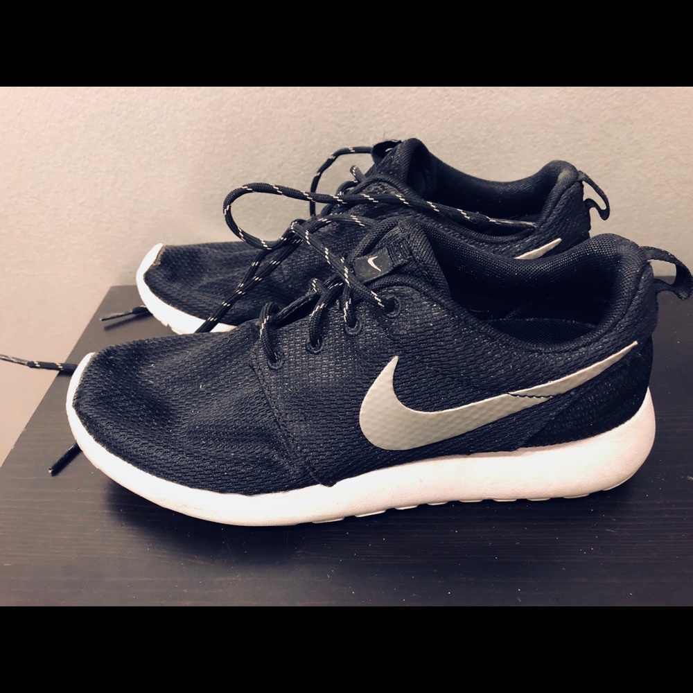Nike rosherun sneakers black and silver woman